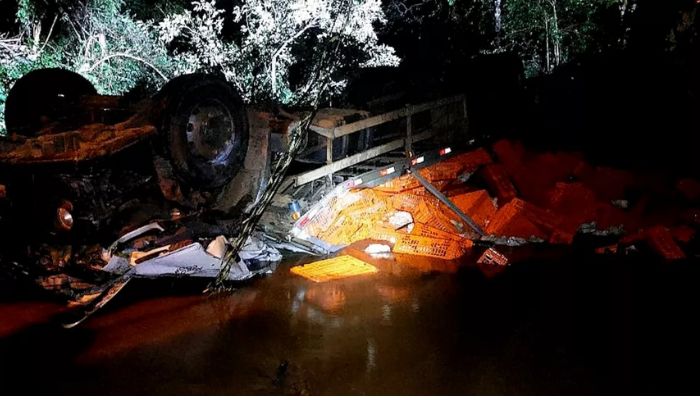 Homem, mulher e filha morrem após caminhão cair dentro de riacho em SC